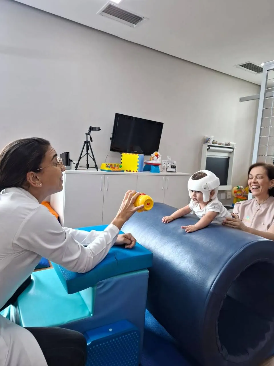 Atendimento de fisioterapia infantil com bola terapêutica