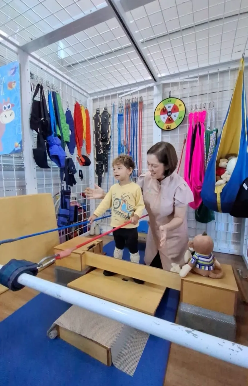 Criança em atividade terapêutica nos equipamentos da Facilitar